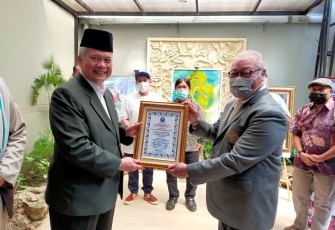 Rektor Universitas Moestopo, Prof. Dr. Rudy Harjanto, M.Sn. menggelar pameran karya bersama para seniman yang tergabung dalam komunitas The Dorm