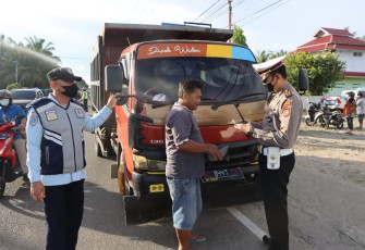 Petugas Gabungan Polri, Dishub dan Pol PP saat melakukan Pemeriksaan Kendaraan