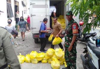 Babinsa saat Dampingi Pasar Murah Bagi Warga Kelurahan Langkai 