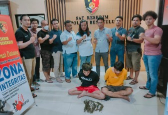 Tersangka dan barang bukti saat diamankan