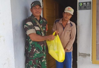 Babinsa Koramil Pahandut saat Berikan Bantuan Sembako Kepada Warga Tidak Mampu 