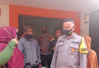 Bhabinkamtibmas Polsek Sukaraja Kawal Distribusi Bansos Kepada Masyarakat
