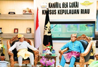 Gubernur Kepulauan Riau H. Ansar Ahmad saat secara langsung mengunjungi Kantor Wilayah (Kanwil) Direktorat Jenderal Bea Cukai (DJBC) Khusus Kepulauan Riau di Karimun, Rabu (12/10). 