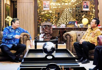 Gubernur Kepulauan Riau H. Ansar Ahmad saat menemui Menteri Koordinator Bidang Perekonomian RI Airlangga Hartarto di Jakarta, Rabu (02/11).