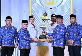 Gubernur Sumbar Mahyeldi bersama Wakil Gubernur Audy Joinaldy menerima piala bergilir yang diserahkan langsung oleh Menpan-RB.