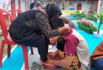 Warga Binaan Lapas Suliki melaksanakan prosesi Basuh Kaki Ibu pada perayaan Hari Ibu di Tahun 2022.
