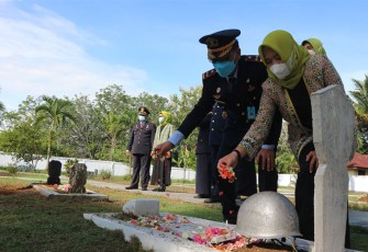 Ziarah dan Tabur Bunga di Taman Makam Pahlawan