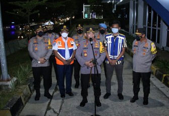 Kapolri Jenderal Listyo Sigit Prabowo di Tol Jakarta-Cikampek KM 48, Jumat (29/4/2022) malam.
