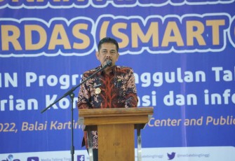 Pj Wali Kota Tebingtinggi Muhammad Dimiyathi saat resmi menutup kegiatan Bimbingan Teknis (Bintek) Penyusunan Master Plan Kota Cerdas (Smart City), Kamis (8/9/2022) di Balai Kartini Convention Center and Public Services Jalan Gunung Louser. 