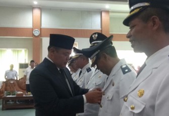  Bupati Karanganyar Juliyatmono melantik Kepala Desa terpilih hasil Pilkades Serentak Gelombang Pertama 2022, di Aula Kantor DPUPR Karanganyar, pada Rabu (28/12/2022).