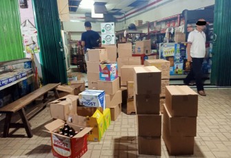 Ribuan Botol Miras yang disita polisi