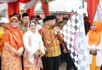 Gubernur Rohidin saat Lepas Pawai Besurek HUT RI ke-77