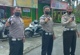 Petugas saat melakukan pengamanan
