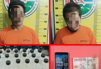 Dua pengedar miras dan barang bukti saat diamankan 