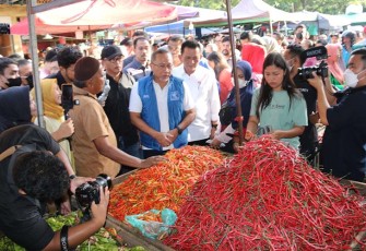 Gubernur Ansar Ahmad saat Dampingi Mendag RI Zulkifli Hasan Tinjau Pasar di Batam 
