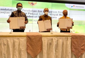 SKK Migas, PT Pertamina (Persero), dan PT Kilang Pertamina Internasional (KPI) melakukan penandatanganan perubahan dan pernyataan kembali perjanjian penunjukan penjual seluruh minyak mentah dan/atau kondensat bagian Negara pada Jumat (1/4/2022) di kantor SKK Migas.