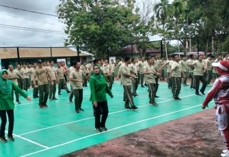 Personel Kodim 1206/PSB Bersama Anggota Persit KCK Cab L Dim 1206 saat Gelar Senam Sehat