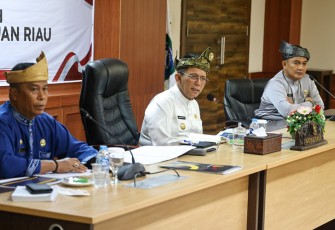 Gubernur Kepulauan Riau H. Ansar Ahmad saat pimpin rapat evaluasi di Ruang Rapat Utama, Lt.4, Kantor Gubernur, Dompak, Tanjungpinang, Senin (19/09). 