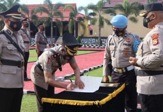 Penandatanganan berita acara dan pengucapan sumpah jabatan