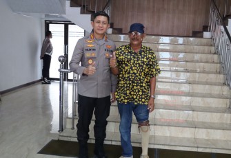 Kapolrestabes Medan saat Bantu Penyandang Disabilitas