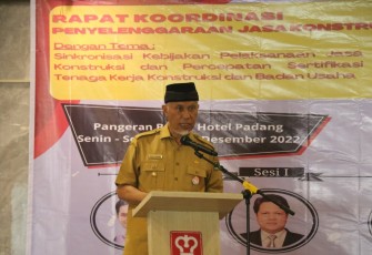 Gubernur Sumatra Barat Mahyeldi saat membuka Rapat Koordinasi Sinkronisasi Kebijakan Pelaksanaan Jasa Konstruksi dan Percepatan Sertifikasi Tenaga Kerja Konstruksi dan Badan Usaha di Pangeran Beach Hotel.
