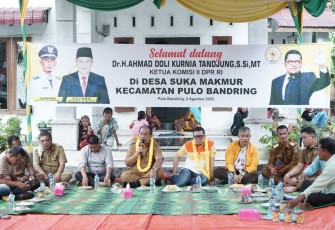 Wabup Asahan saat Dampingi Ketua Komisi II DPR RI silaturrahmi dengan Masyarakat Desa Suka Makmur Kecamatan Pulo Bandring