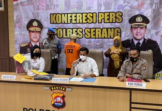 Kapolres Serang AKBP Yudha Satria saat konferensi pers, Senin (11/04).