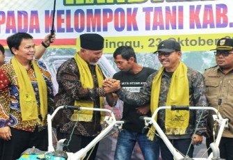Gubernur Sumatra Barat Mahyeldi menyerahkan bantuan Petani Kopi serta Peresmian Rumah Produksi Kopi, Maslamah PTL Coffee bersama Bank Syariah Indonesia di Wonorejo, Nagari Lubuk Gadang, Kabupaten Solok Selatan.