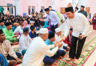 Gubernur Prov Kepri Hj. Ansar Ahmad SE.MM., Bersama Bupati Bintan Roby Kurniawan SPWK Bersalaman dengan Tokoh dan Masyarakat.