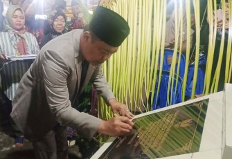 Bupati Karanganyar Juliyatmono menandatangani prasasti peresmian Agrowisata Durenan, Kamis (29/12/2022) malam.