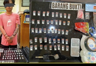 Tersangka dan barang bukti saat diamankan polisi