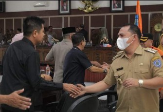 Bupati Labuhanbatu saat Ikuti Rapat Paripurna Pengesahan Perda Penyelenggaraan Penanggulangan Bencana 