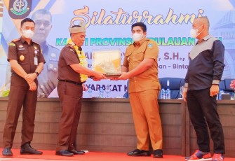 Temu Ramah Kepala Kejaksaan Tinggi Kepri Gerry Yasid, SH, MH di Halaman Gedung Nasional Tanjung Uban, Selasa (29/03).