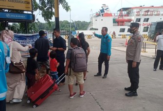 Personel Polsek Kawasan Pelabuhan Batam saat melakukan kegiatan patroli sambang memberi himbauan kamtibmas 