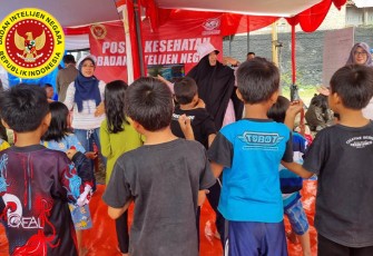 Tim kemanusiaan BIN saat berikan Trauma Healing ke Korban Gempa Cianjur