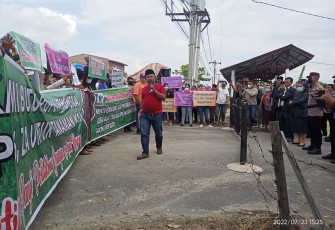 Harisma Simbolon menyampaikan orasinya