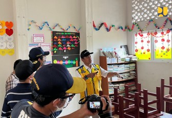 Direktur Jenderal Perumahan Iwan Suprijanto saat melakukan peninjauan infrastruktur pasca gempa Cianjur, Minggu (11/12) lalu. 