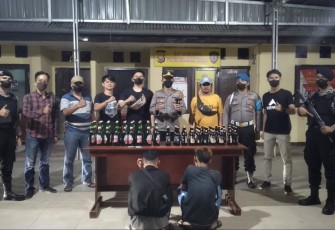 Polisi saat Amankan 2 Pemuda Bawa Sajam dan Sita Puluhan Miras Warem di Liku Sembilan