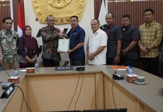Penyerahan sertifikat tanah oleh Bupati Labuhanbatu Selatan, H. Edimin kepada Ketua KPU RI Hasyim Asy'ari di Kantor KPU RI, Jln. Imam Bonjol Jakarta Pusat, Selasa (26/07/22).