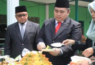 Potong Tumpeng Milad ke-4 Universitas Al-Washliyah Labuhanbatu 