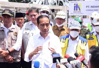 Presiden Jokowi didampingi Menteri PUPR Basuki Hadimuljono, Menteri Koordinator Bidang Perekonomian Airlangga Hartarto, Menteri Koordinator Bidang Pembangunan Manusia dan Kebudayaan Muhadjir Effendy dan Kepala BNPB Suharyanto saat meninjau progres pembangunan rumah bagi warga yang akan direlokasi pasca gempa di Cianjur, Senin (5/12/2022).