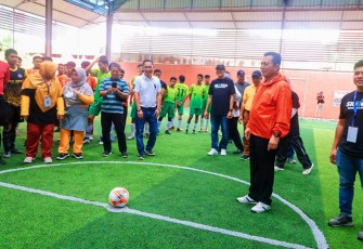Gubernur Prov Kepri H.Ansar Ahmad SE.MM., hendak menendang bola tanda dibukanya pertandingan futsal