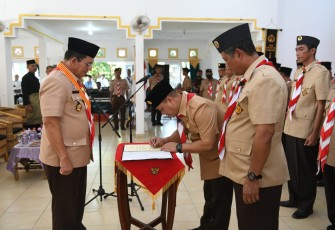 Gubernur Ansar saat Lantik Mabicab dan Kwarcab Pramuka serta ICMI Orda Kabupaten Lingga 2022-2027 