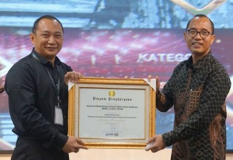 Wakil Direktur Pascasarjana Unair Dr Suparto Wijoyo SH, M.Hum kepada Kalaksa BPBD Jatim Gatot Soebroto SE, M.PSDM.