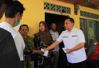 Bupati Labuhanbatu saat menyambangi para korban kebakaran, di Jalan Sirandorung, Kecamatan Rantau Utara. Rabu (14/09/2022).