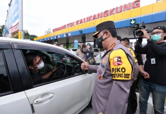 Kapolri Jenderal Listyo Sigit Prabowo saat berdialog dengan salah satu pemudik di Gerbang Tol Kalikangkung, Jawa Tengah, Rabu (27/4/2022).