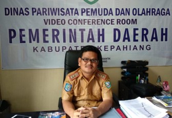 Kadis Parpora Teddy Adeba, ST saat diwawancarai diruang kerjanya.