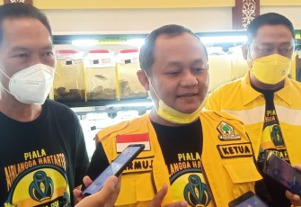 Ketua DPD Partai Golkar Jatim Sarmuji (tengah)