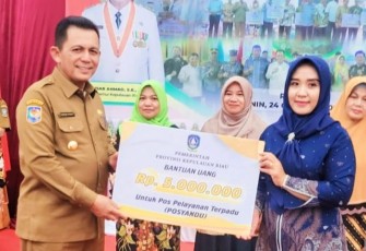 Gubernur Ansar saat Serahkan Bantuan RT/RW, Posyandu dan Bantuan Transportasi Laut Siswa di Ujung Utara NKRI