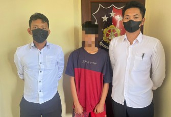 Tersangka (tengah) saat diamankan